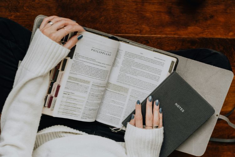 woman reading Philippians in the Bible 